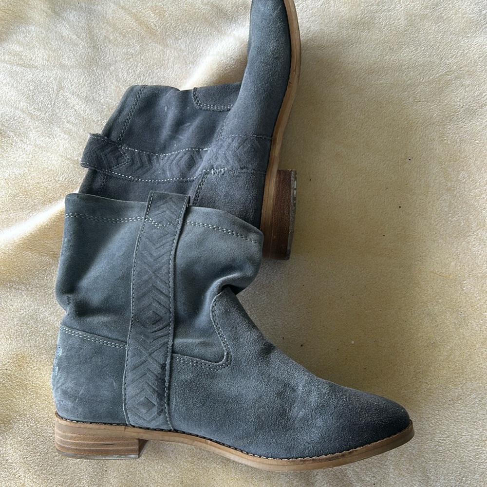 Cute low Tom’s leather boots… Barely worn - size 7